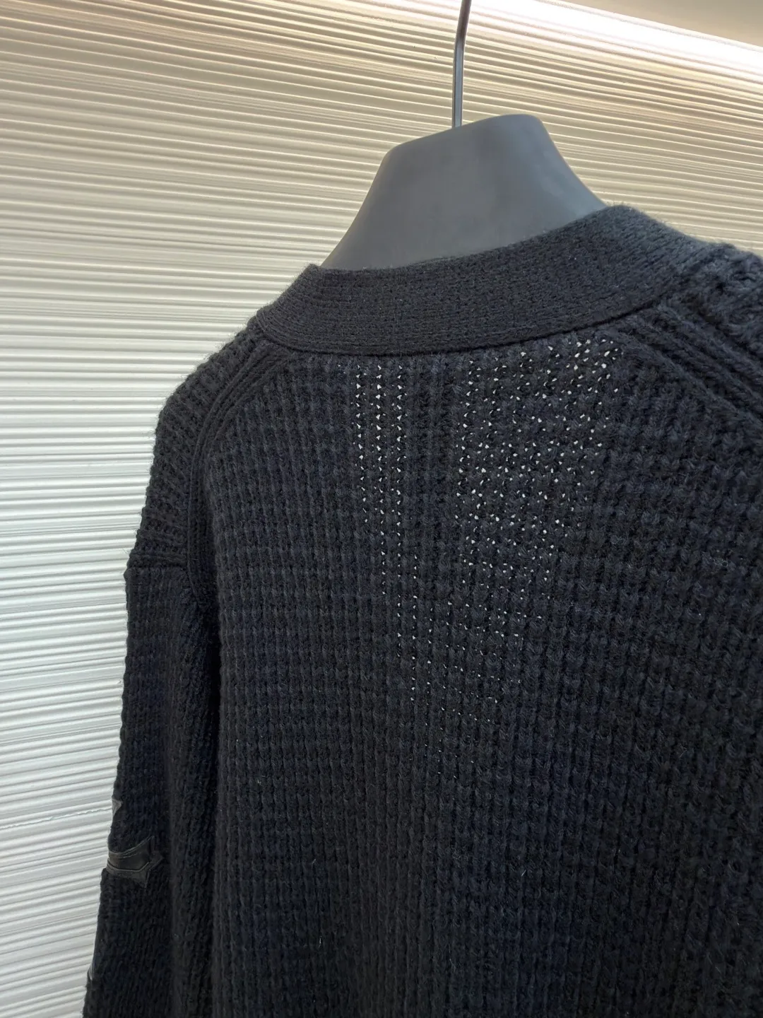 Chrome Hearts waffle cashmere cardigan ●Item number: 1682054-B85 ●Fabric: cashmere fabric ●Technology: hand-sealed label making ●Color: black ●Version: loose fit ●Weight: about 760 grams ●Size: S-M-L ●Description: Purchased from the original button counter for 52,000. The custom-spun yarn is made of 55% cashmere + 20% wool + 20% special nylon + 5% anti-pilling acrylic blended material. Customized placket and lining placket protein leather. Customized double-layer cross leather label. Customized mold opening accessories silver ornaments. With air cooler shaping + pure hand sealing label. Sewing buttons. Same style for men and women. The workmanship details are very good. The overall wiring is straight and delicate, the fabric is comfortable and soft, and the color is consistent without color difference. It can be matched with the same style to create a fashionable look and control various occasions. Customized accessories, complete with three standards, same style for men and women!